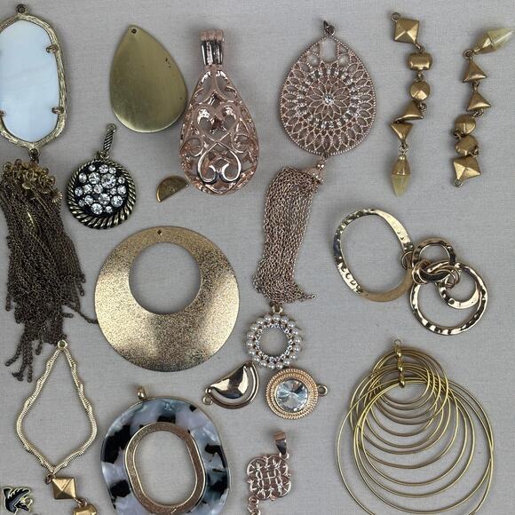 Pendant Charm Craft Jewelry Lot - 60+ Gold Rose Tone Black White Stone Glass - Picture 6 of 10